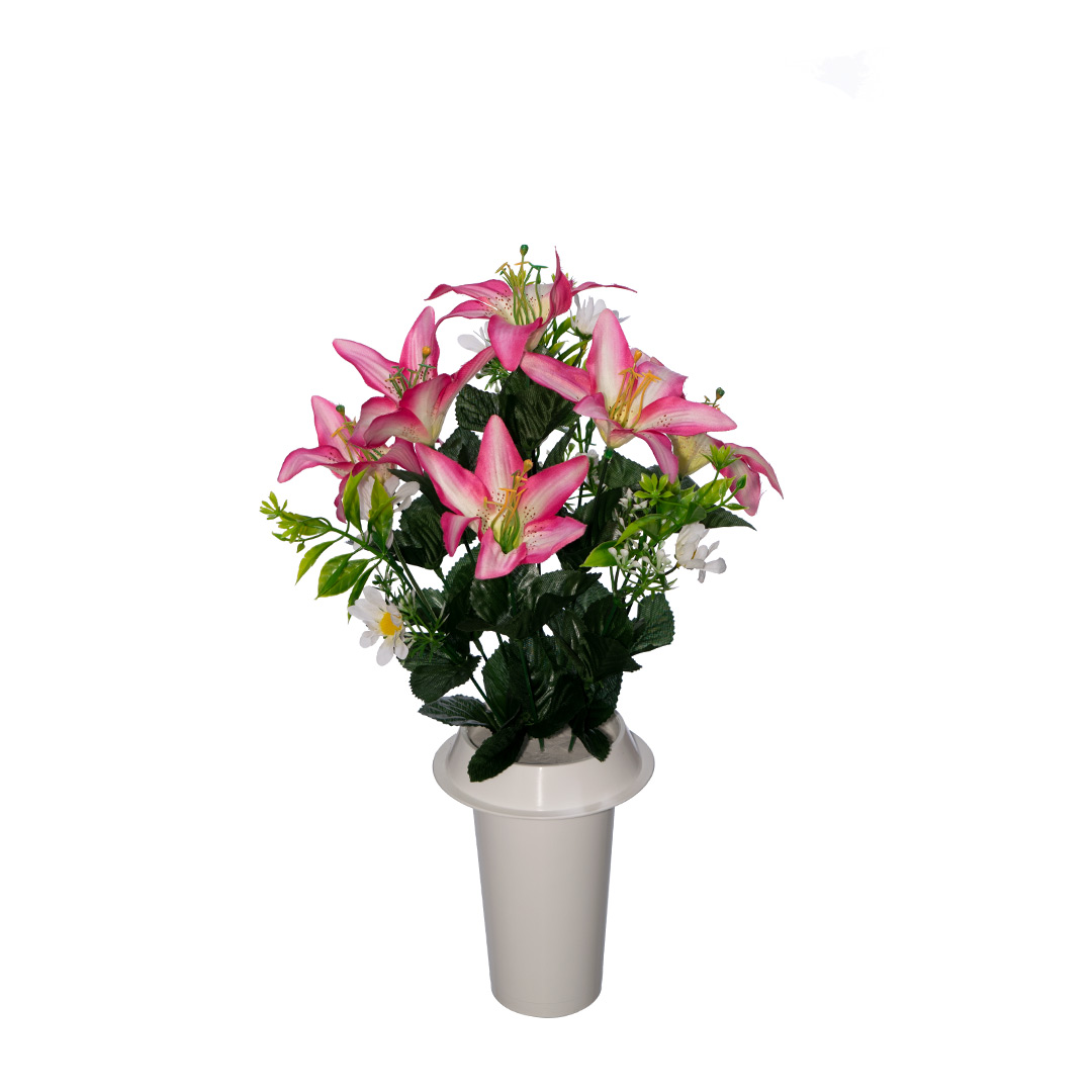 πλαστικά λουλούδια για μνήματα από ροζ Λίλιουμ και μαργαρίτες σε λευκό βάζο νεκροταφείου
