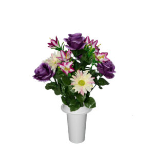 πλαστικά λουλούδια για μνήματα με μωβ Τριαντάφυλλο, κρεμ Ζέρμπερα, μωβ Κρίνο, ανθάκια και πρασινάδα σε λευκό γλαστράκι