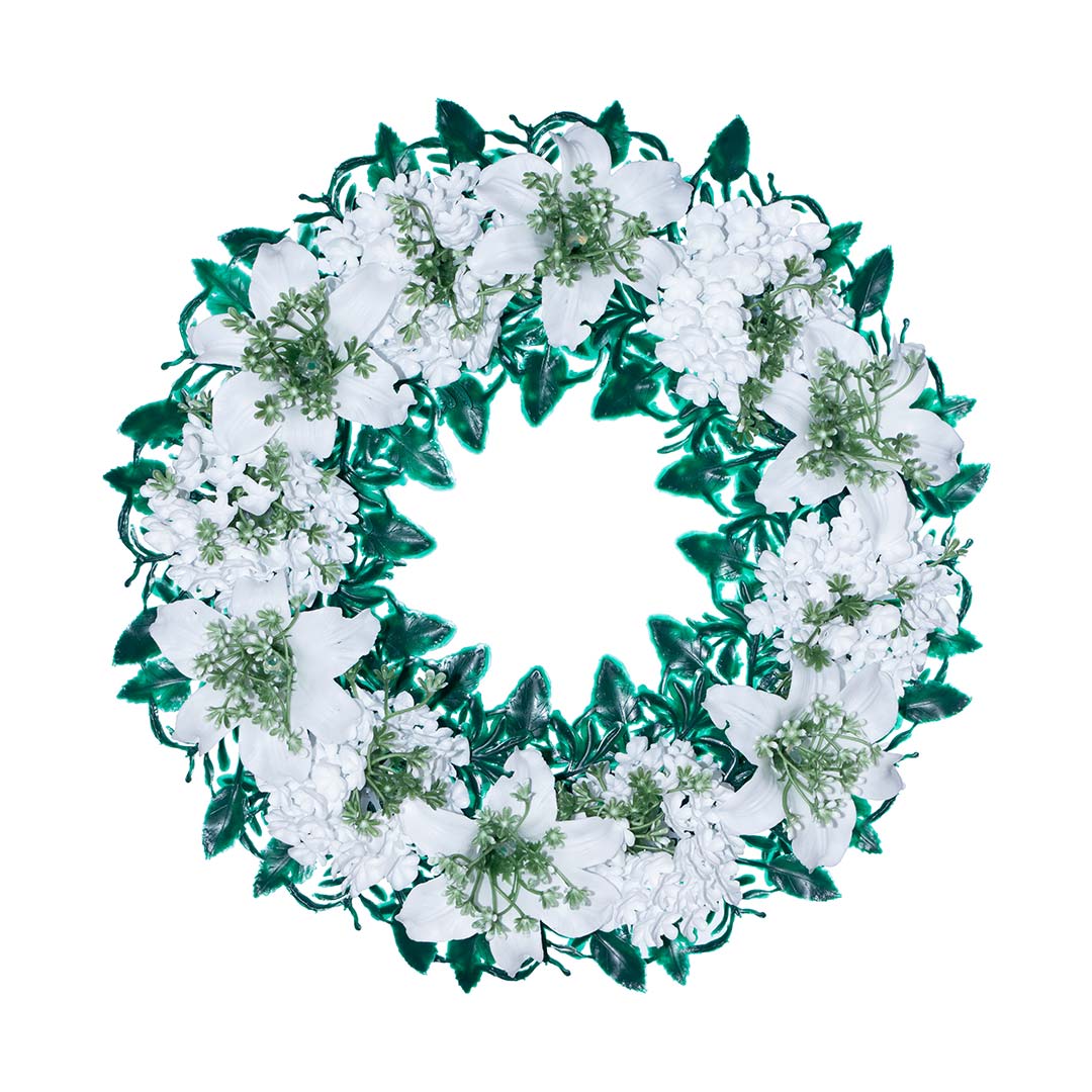στεφάνι με πλαστικά λουλούδια από άσπρα Λίλιουμ με Ορτανσία, ανθάκια και φύλλωμα σε ανθεκτική βάση.