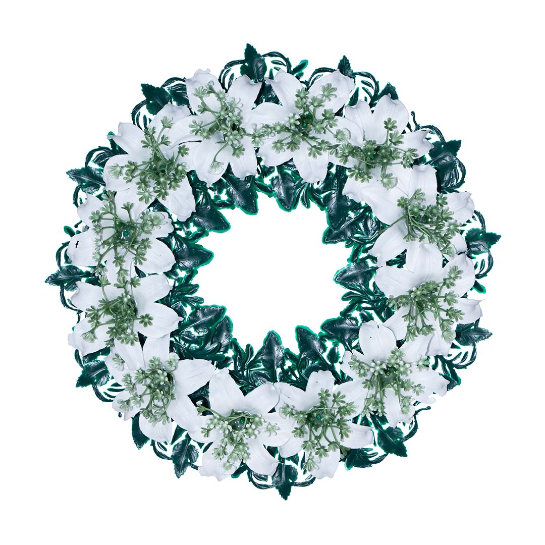 στεφάνι με τεχνητά λουλούδια από άσπρα Λίλιουμ, ανθάκια και φύλλωμα σε ανθεκτική βάση.